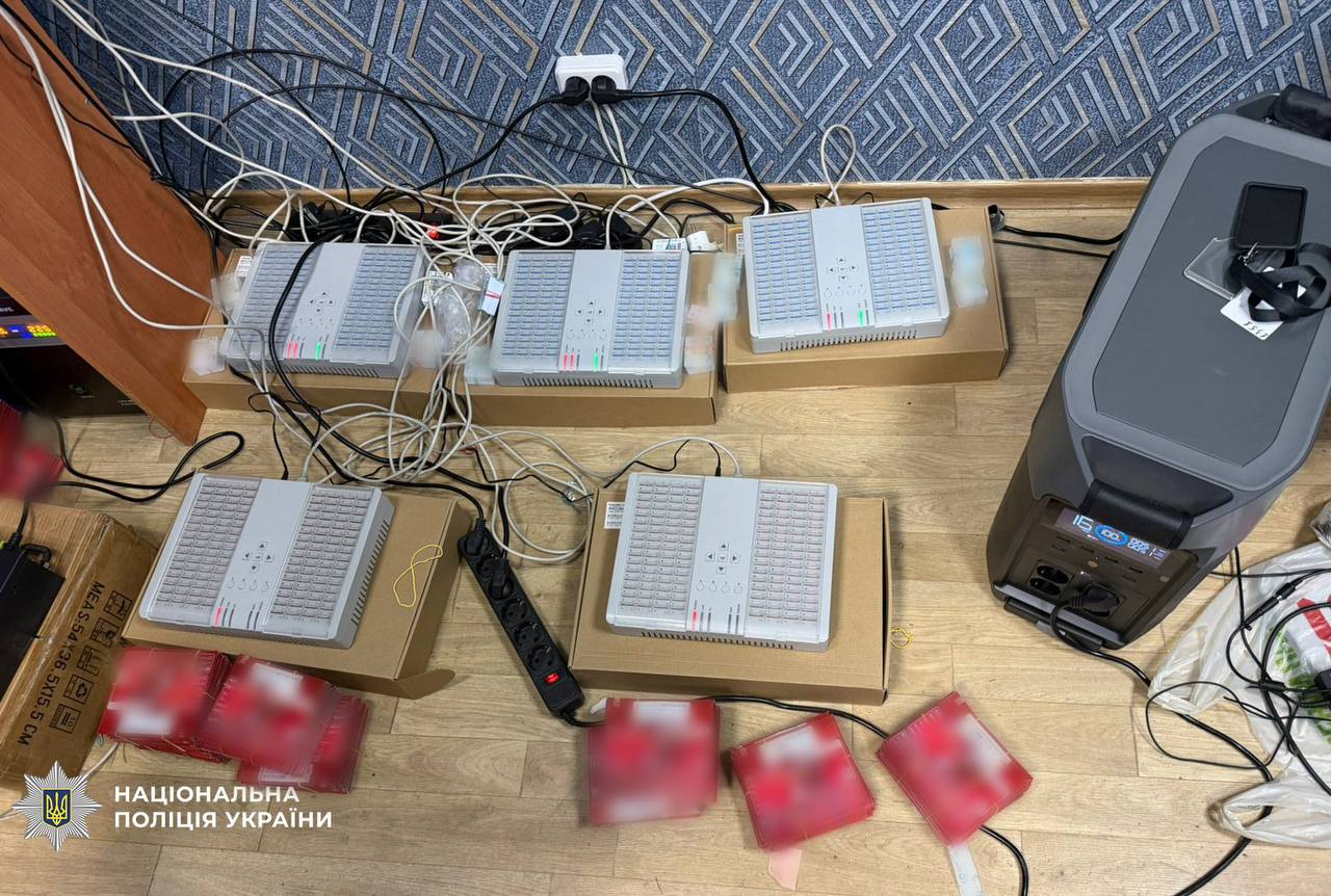 У Києві накрили ботоферму, яка вимагала «криптоборги» з українців - фото 3