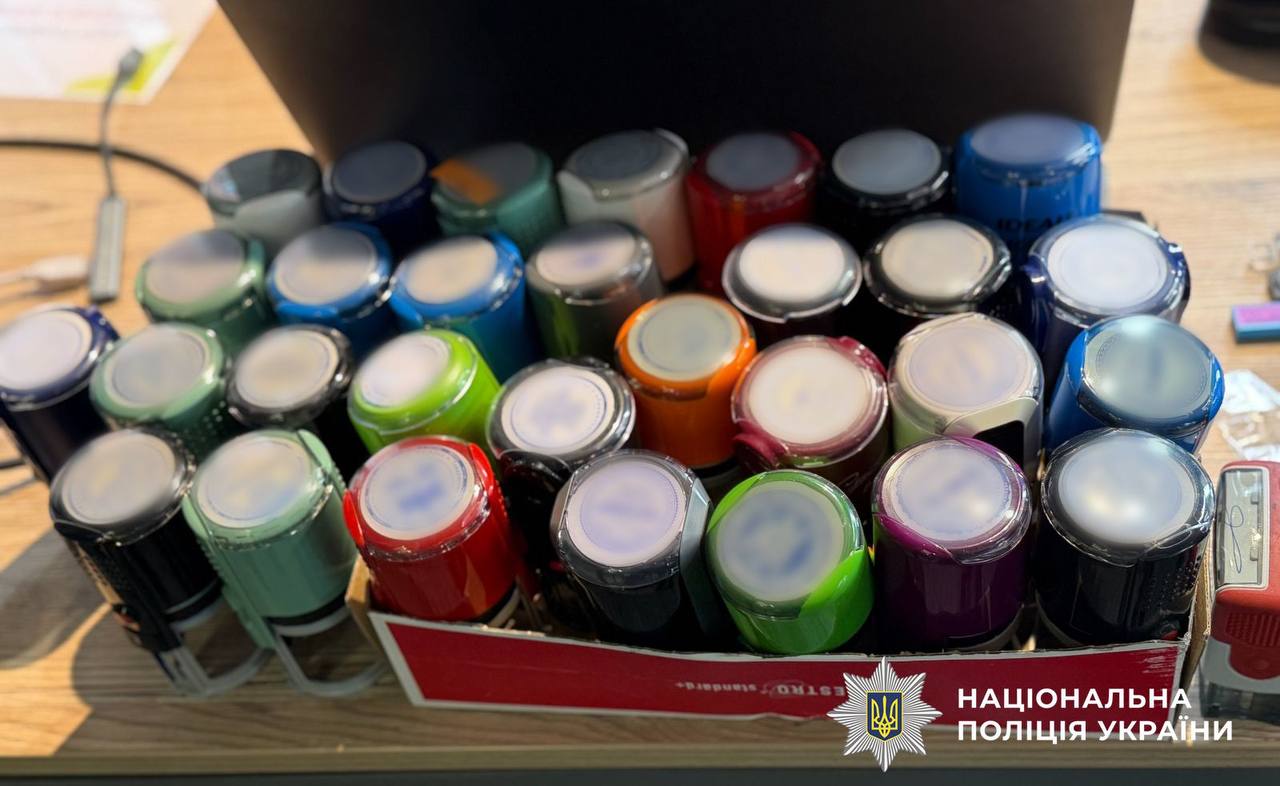 У Києві накрили ботоферму, яка вимагала «криптоборги» з українців - фото 4