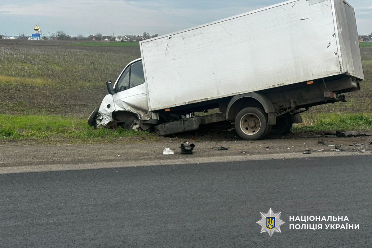 Автомобілі зіткнулися лоб в лоб на Черкащині - фото 3