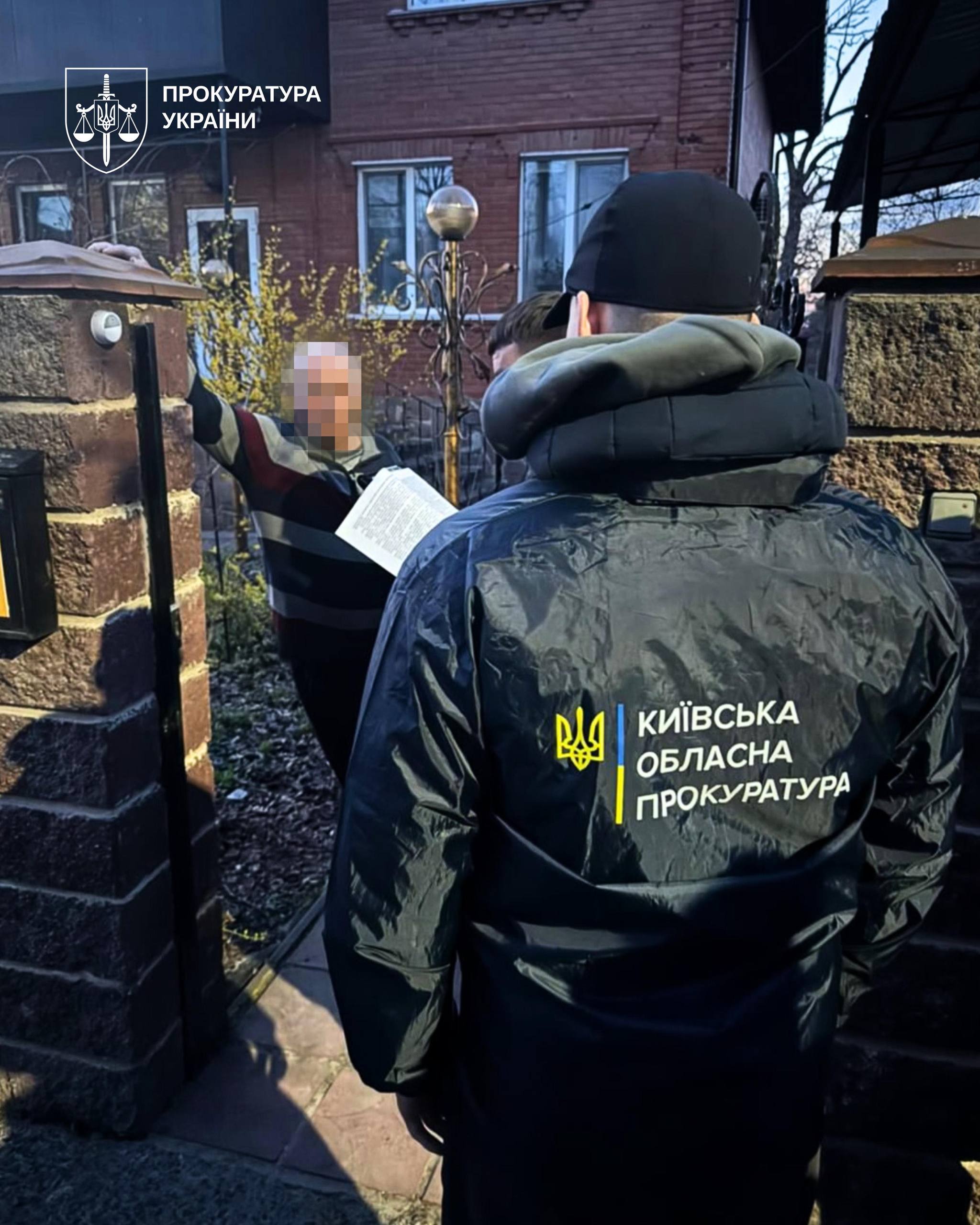 На Київщині викрили схему заробітку на могильних хрестах для військових - фото 2