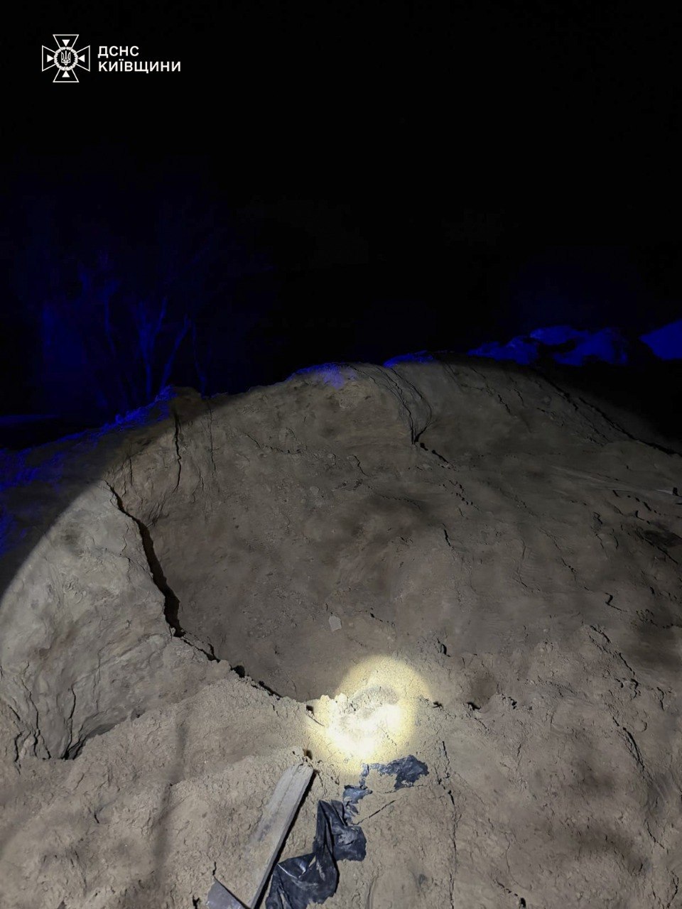 У Бородянці дитину засипало піском: врятувати хлопчика не вдалося