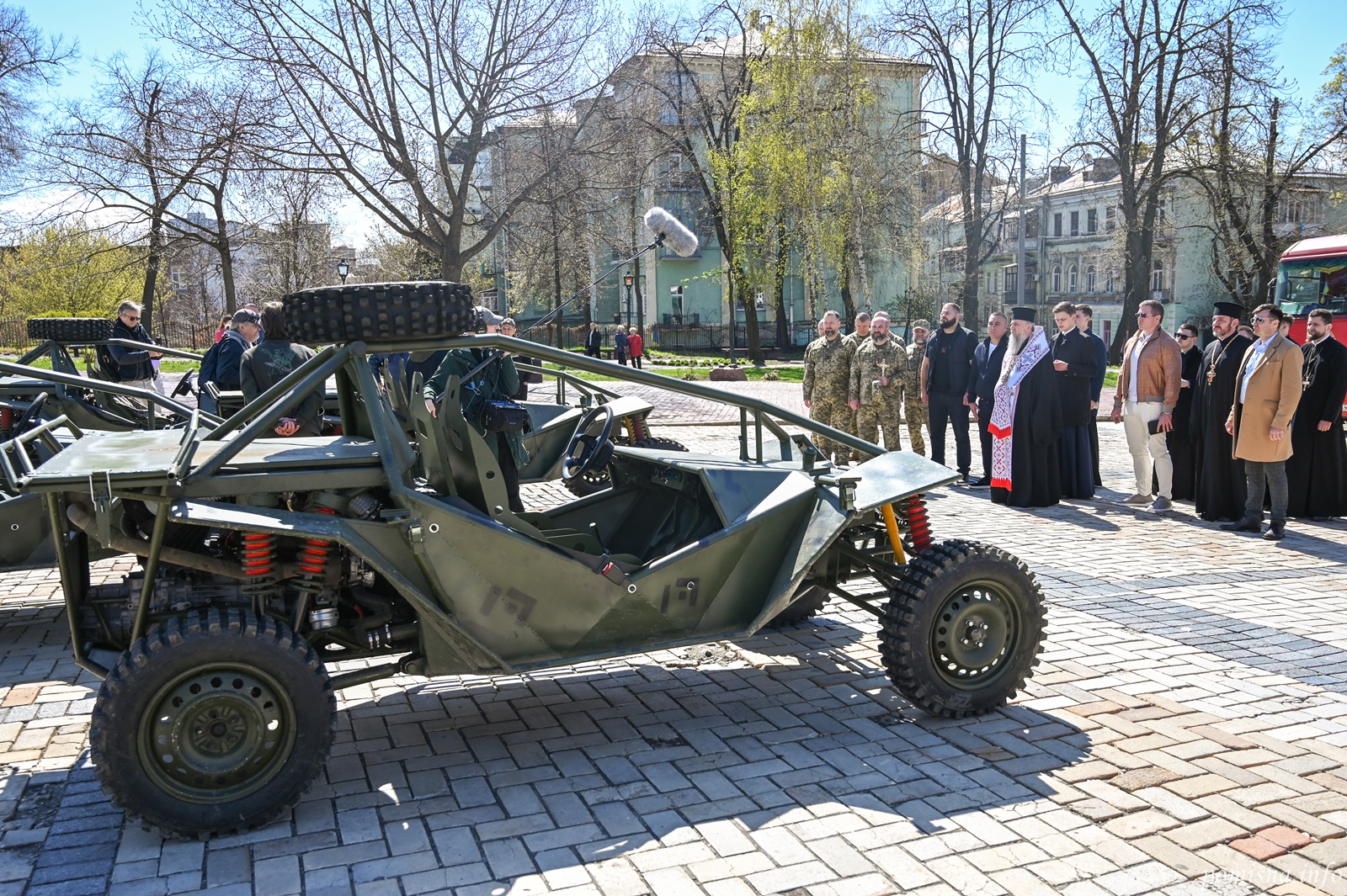 Митрополит Епіфаній благословив для захисників України спеціалізовані авто - фото 3