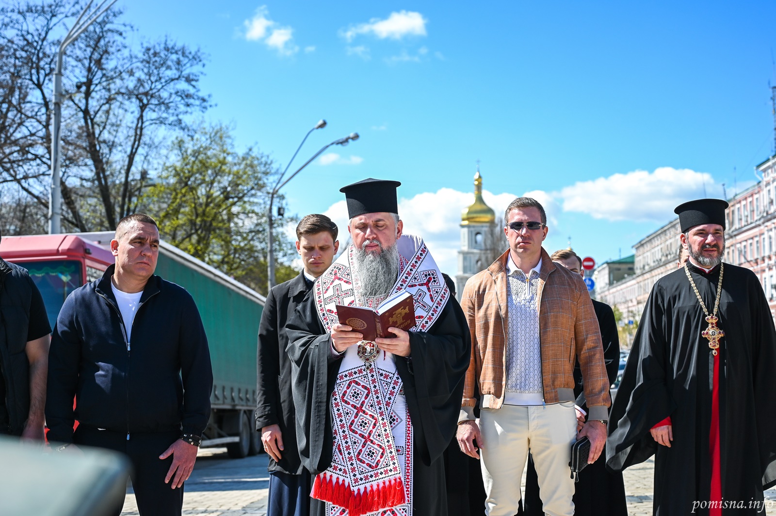 Митрополит Епіфаній благословив для захисників України спеціалізовані авто