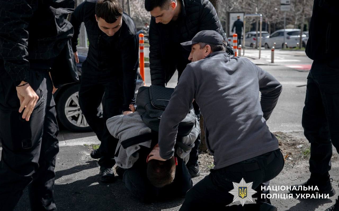 У Києві поліцейські викрили схему незаконної легалізації іноземців