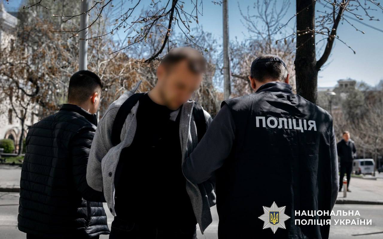 У Києві поліцейські викрили схему незаконної легалізації іноземців - фото 4