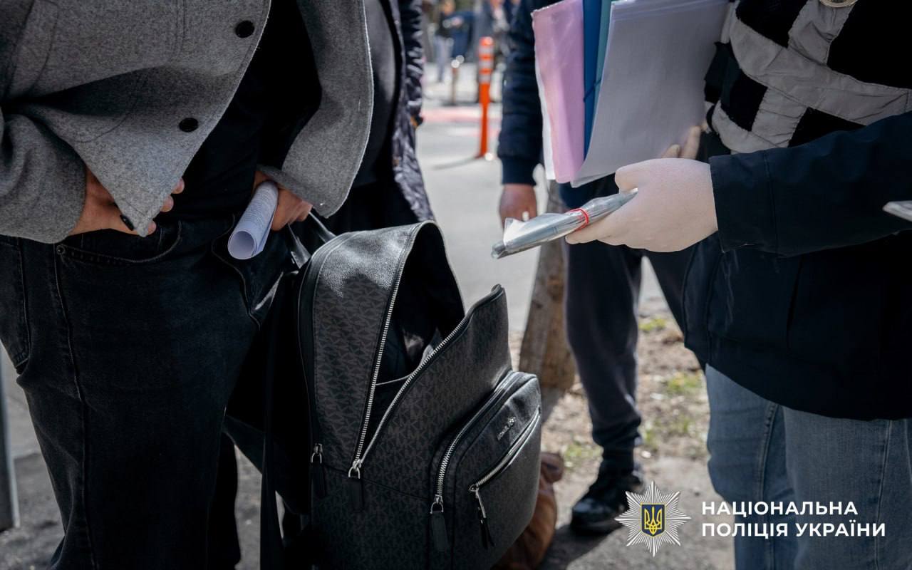 У Києві поліцейські викрили схему незаконної легалізації іноземців - фото 2