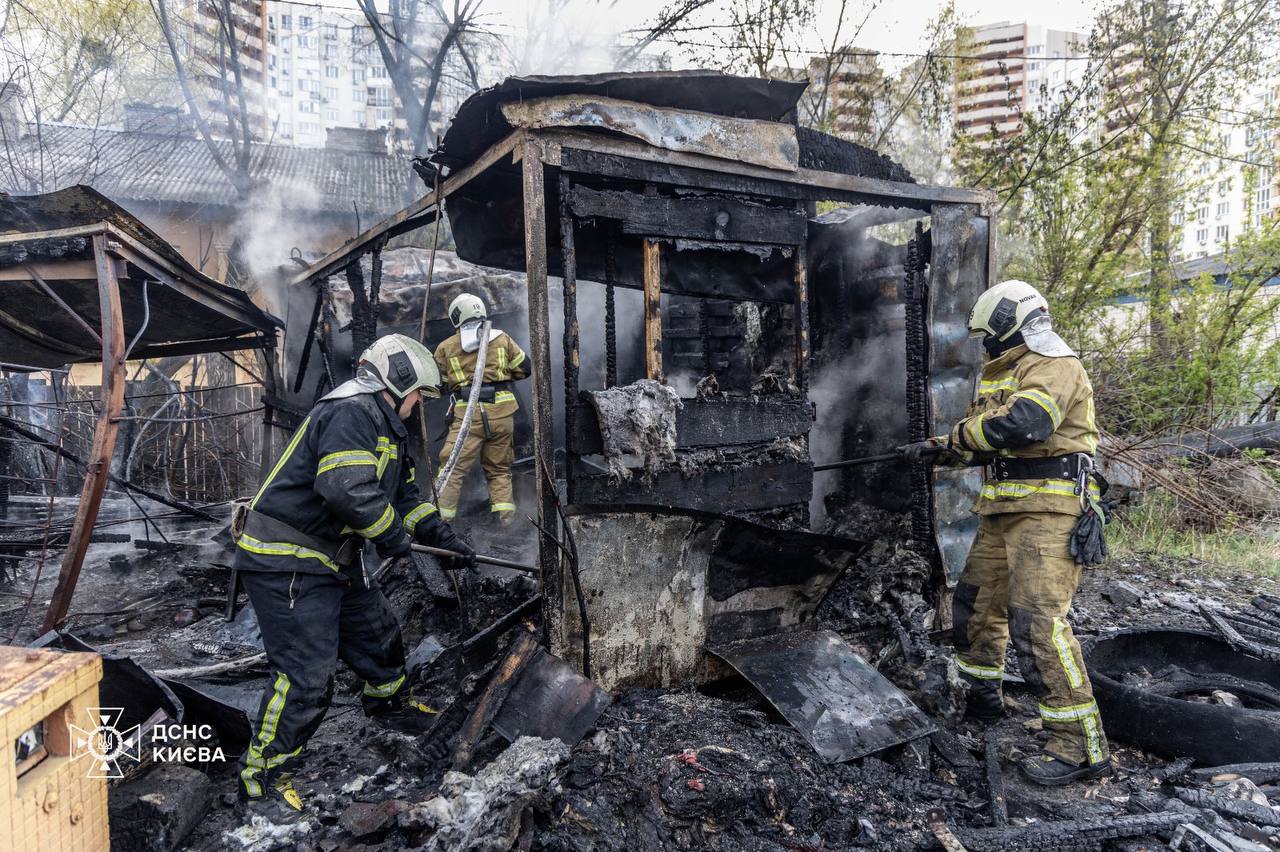 На території будівництва в Києві сталася пожежа - фото 2
