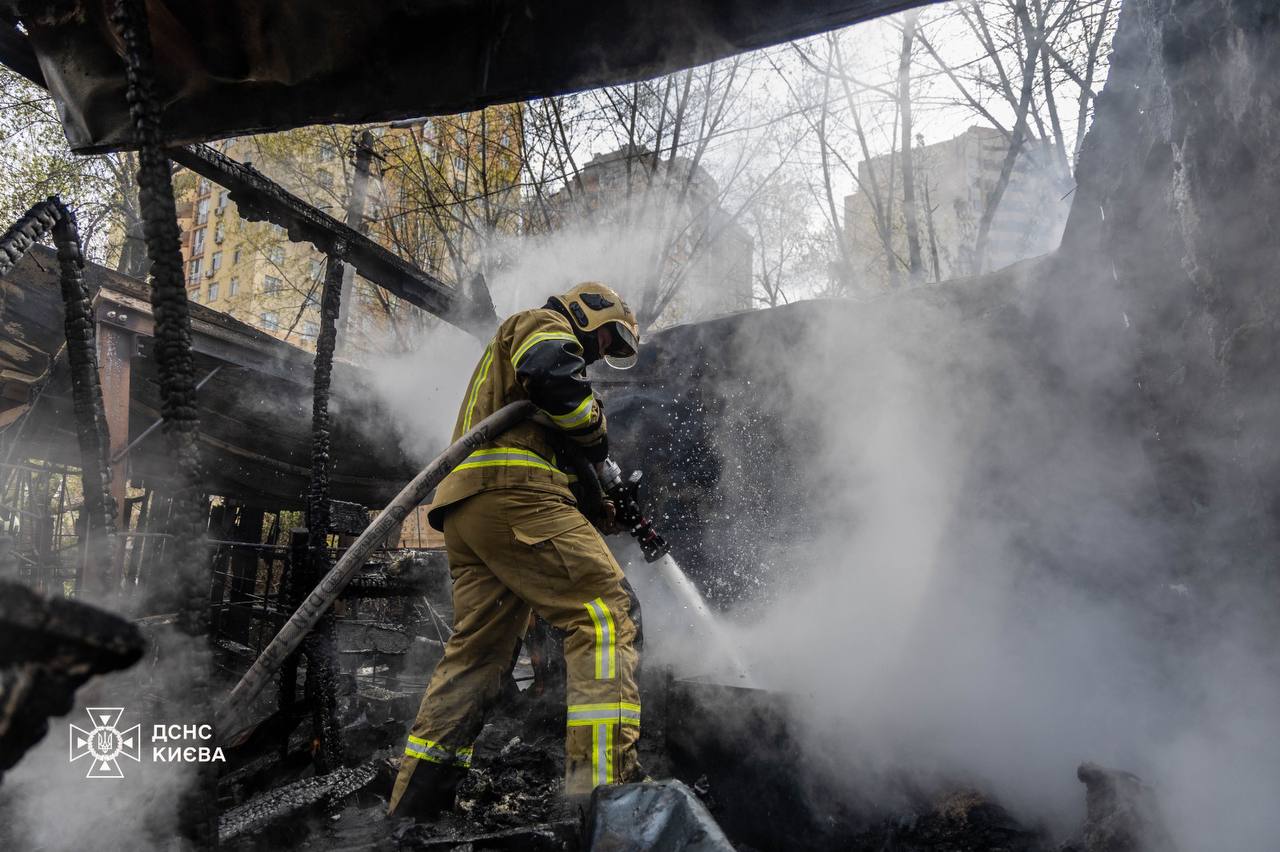 На території будівництва в Києві сталася пожежа - фото 4