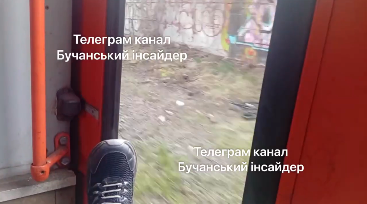 Відкрив двері ногою під час руху поїзда: підлітка-екстремала затримала столична поліція