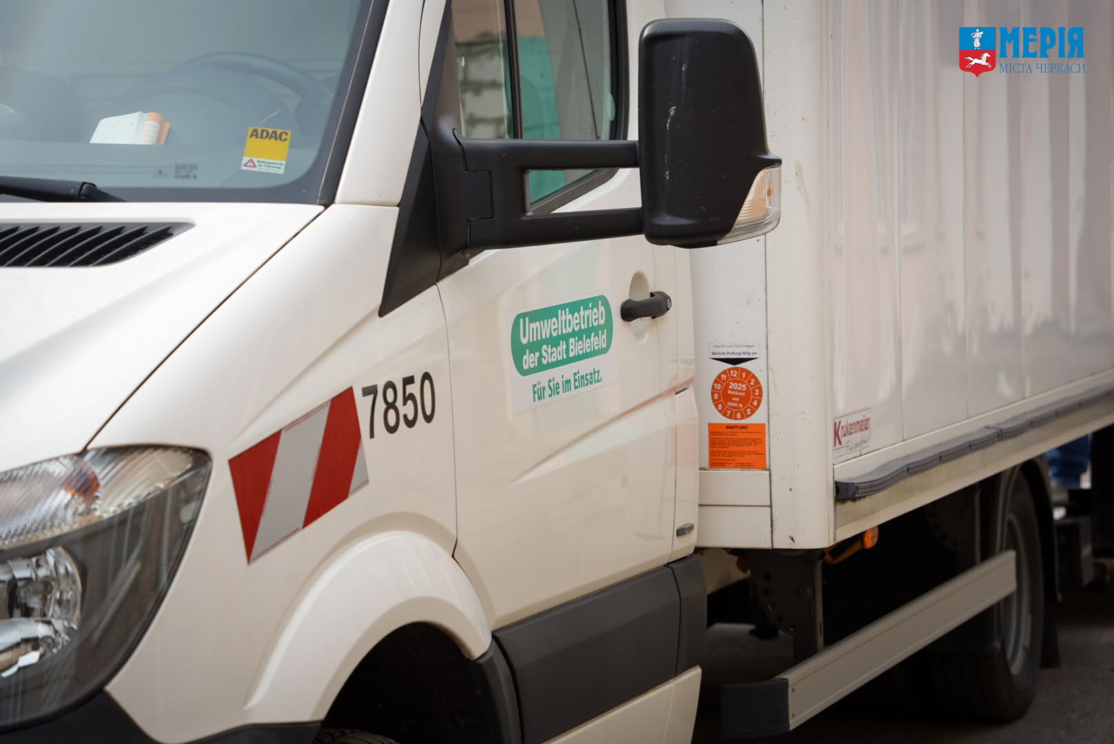 Німеччина передала Черкасам спеціалізований автомобіль із гідробортом - фото 3