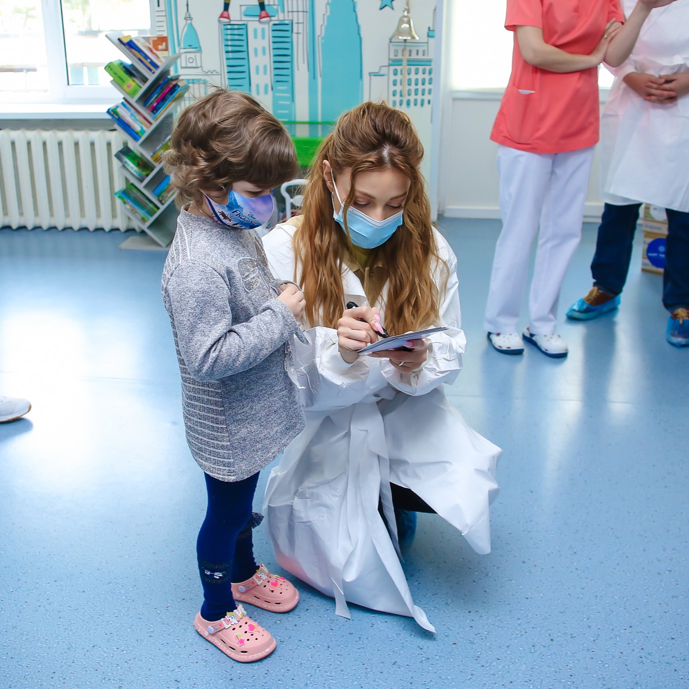 Співачка Тіна Кароль відвідала дітей в онкоцентрі Черкас - фото 7