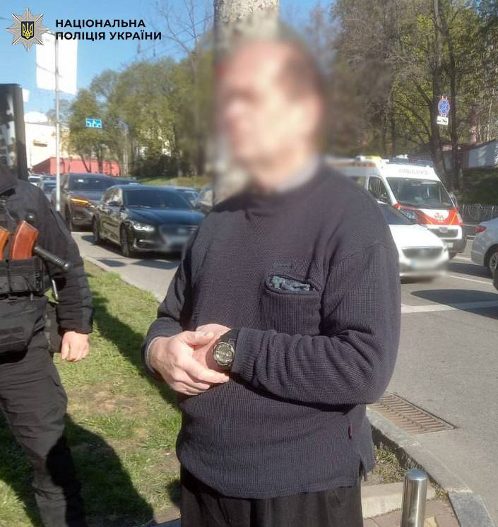 У центрі Києва агресивний чоловік гуляв з ножем