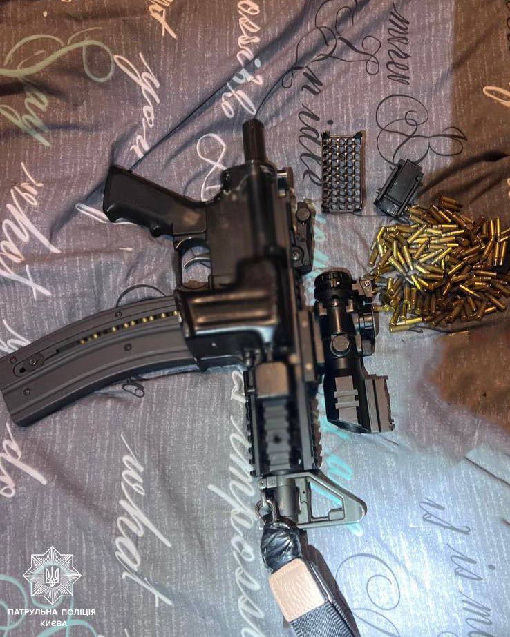 У Києві затримали чоловіка, який ходив по вулиці з автоматом
