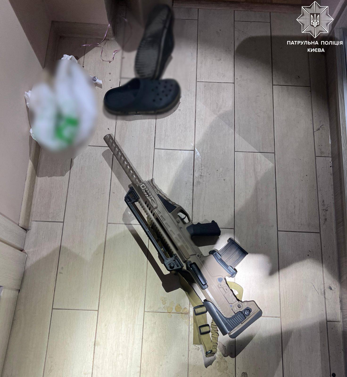 У Києві затримали чоловіка, який ходив по вулиці з автоматом - фото 2