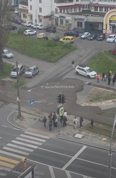 На Оболоні стався обвал дороги. В яму впала жінка - фото 4