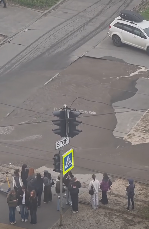 На Оболоні стався обвал дороги. В яму впала жінка - фото 5