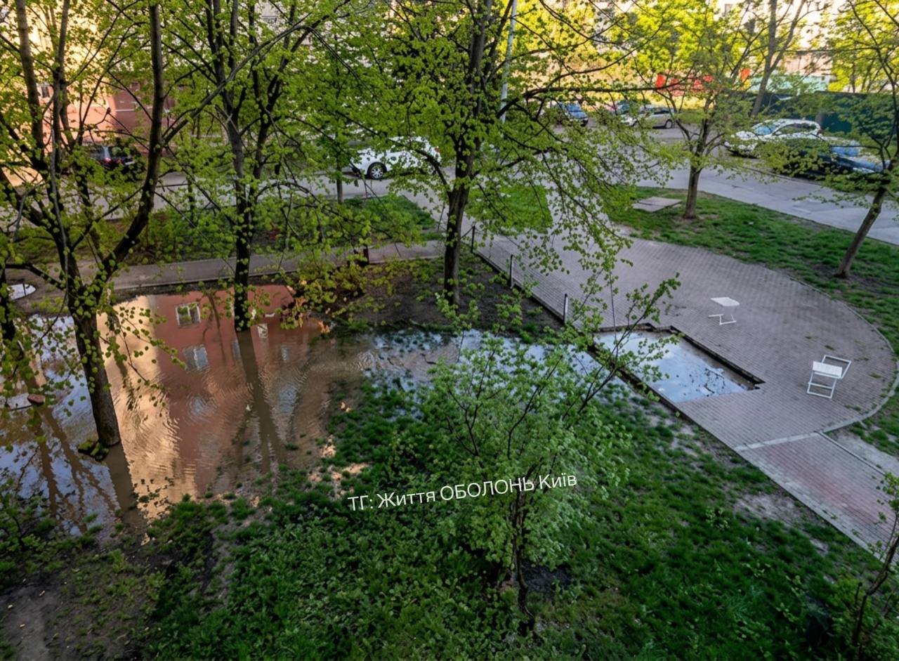 На Оболоні стався обвал дороги. В яму впала жінка - фото 2