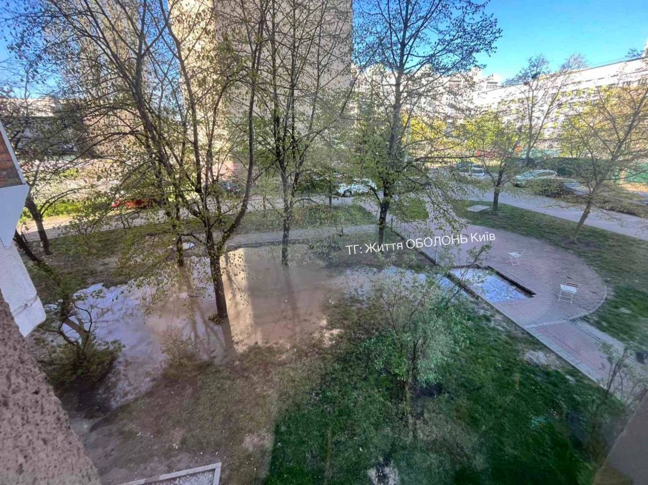 На Оболоні стався обвал дороги. В яму впала жінка