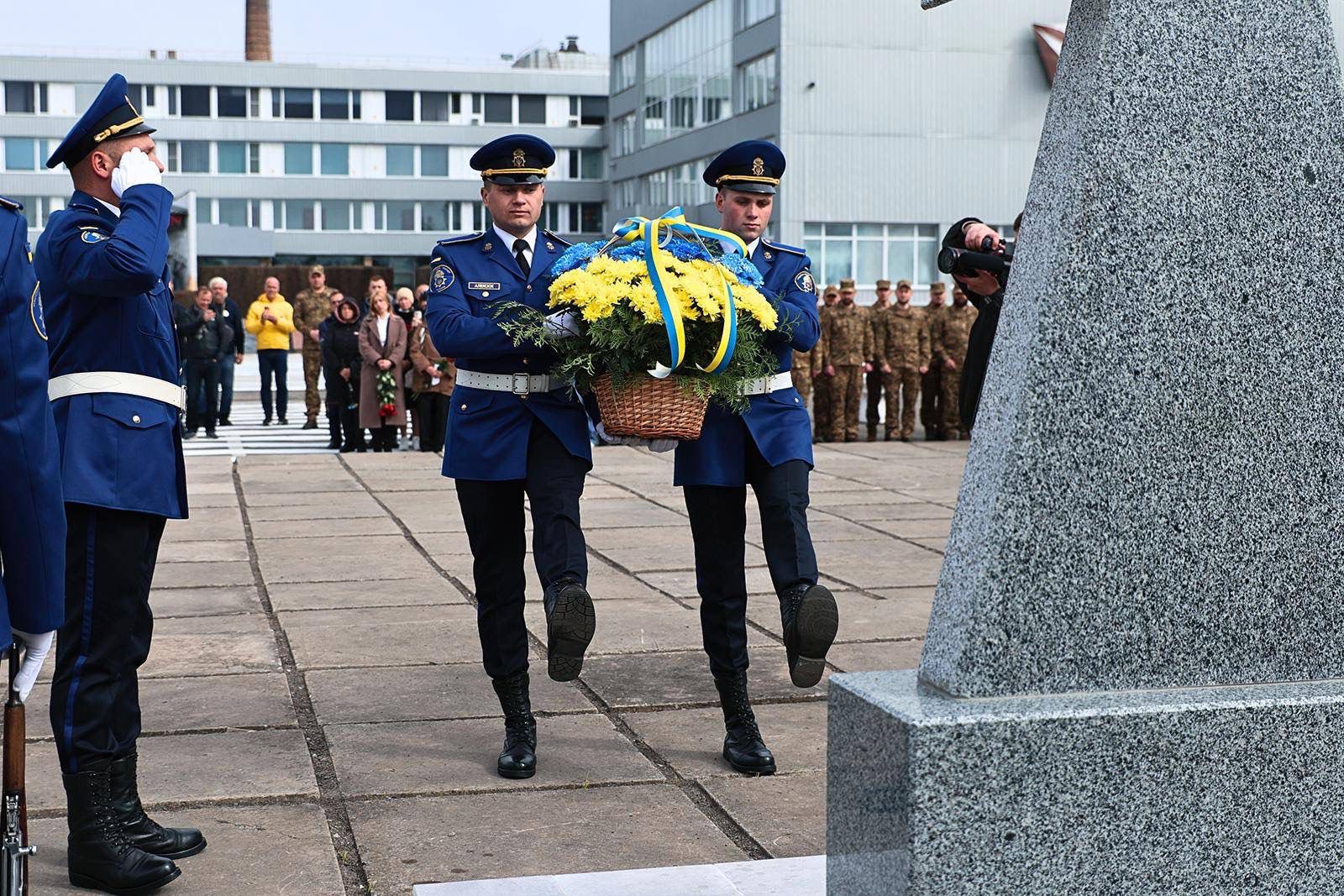 Козацький хрест пам’яті: на Чорнобильській АЕС відкрили меморіал загиблим героям - фото 3