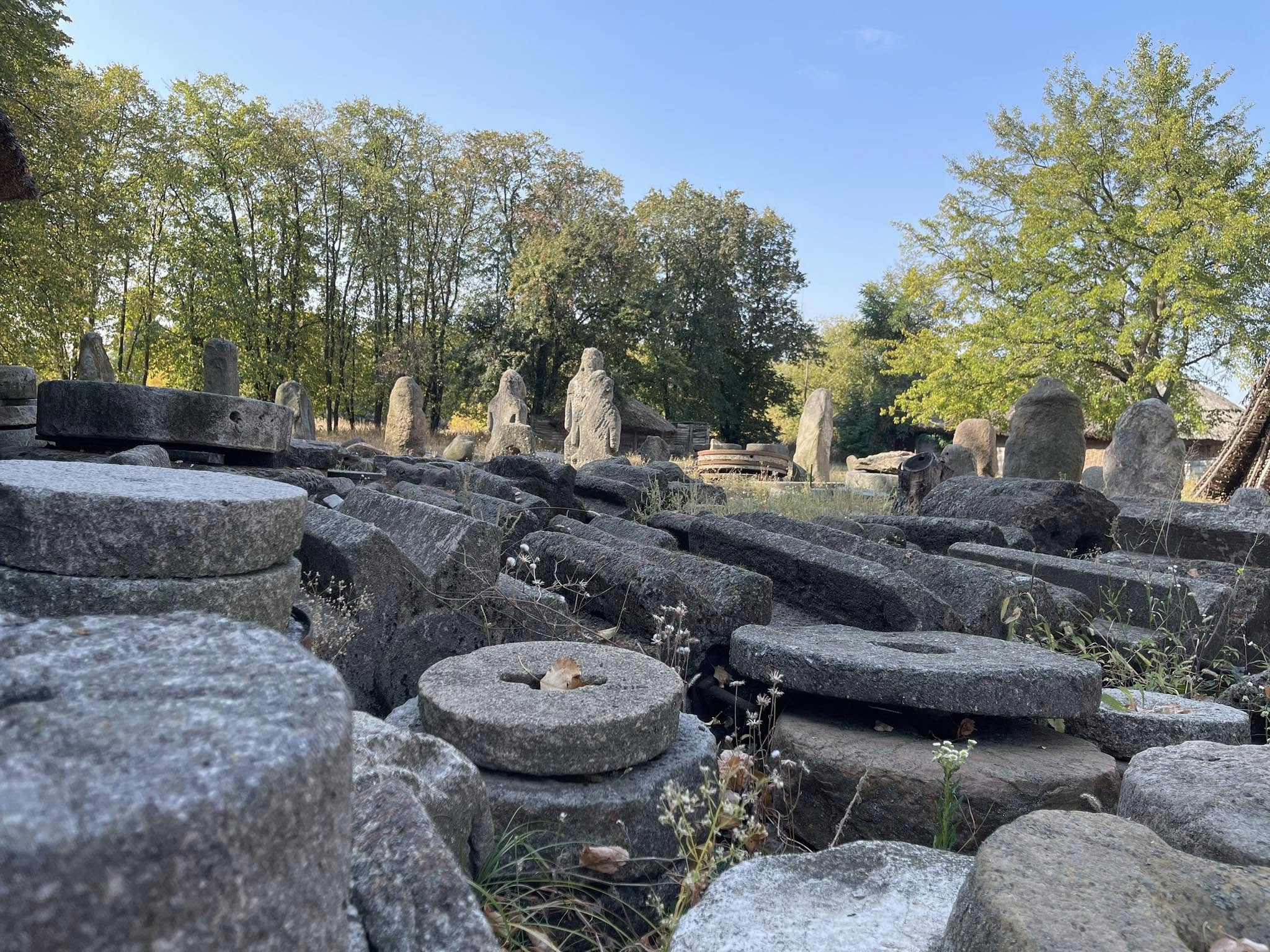 Вітряки, козацькі хати і ферма – фото з унікального музею на Черкащині