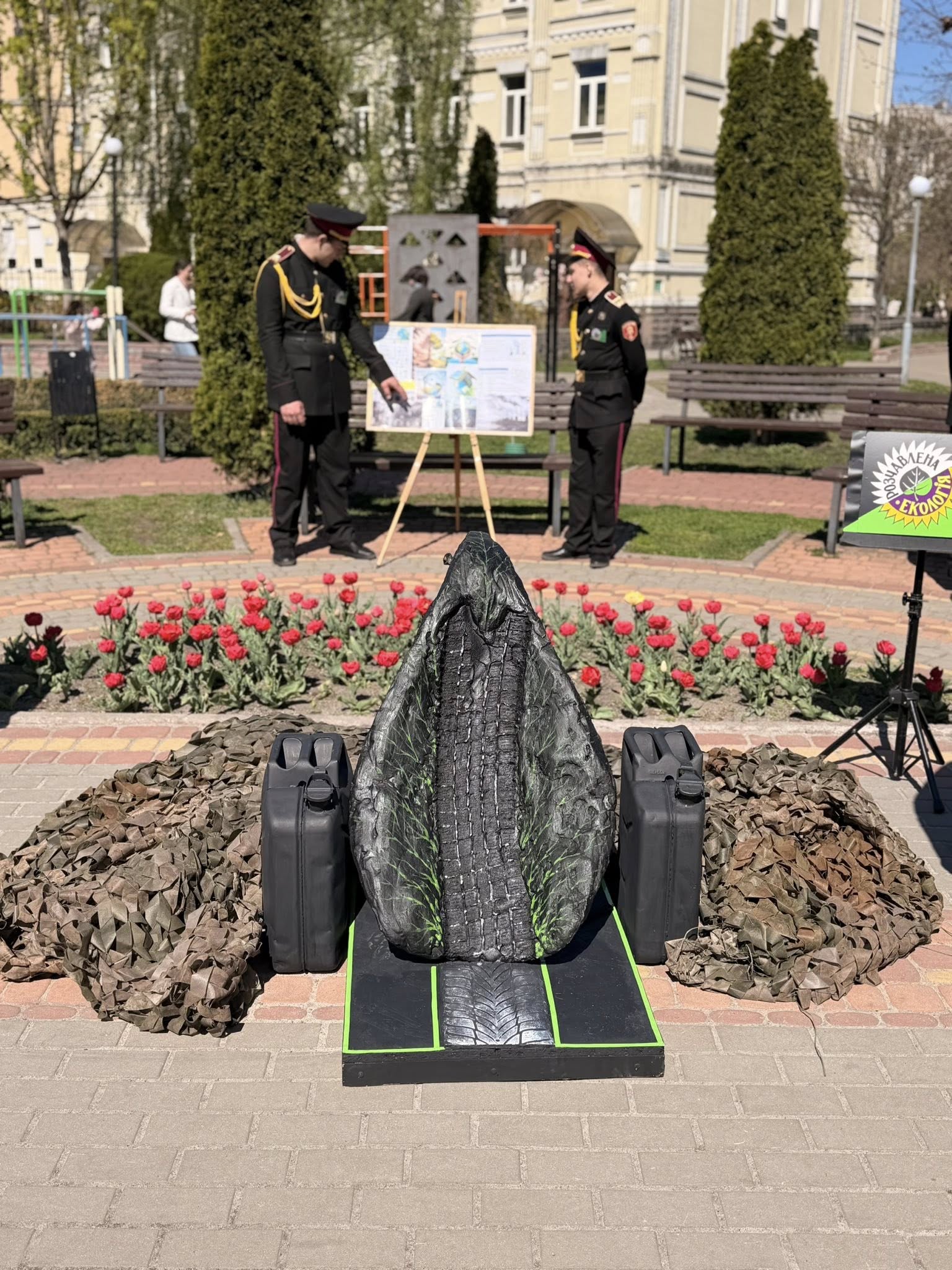 У Києві презентували скульптуру з автомобільних викидів