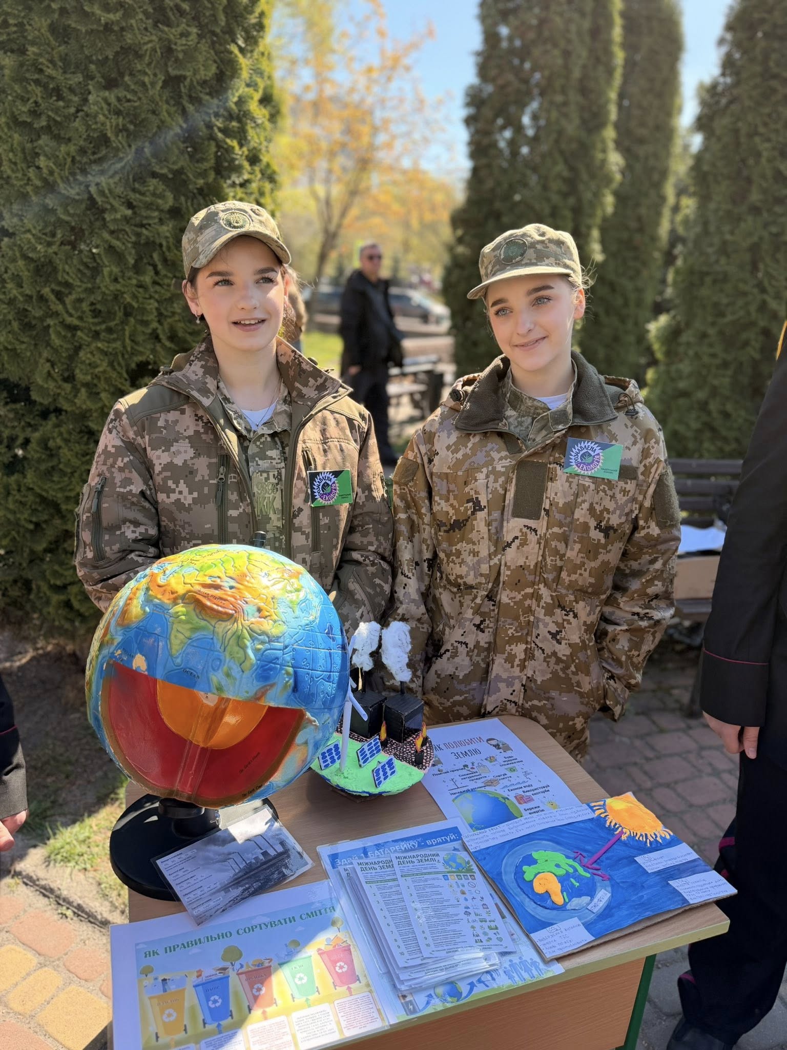 У Києві презентували скульптуру з автомобільних викидів - фото 4