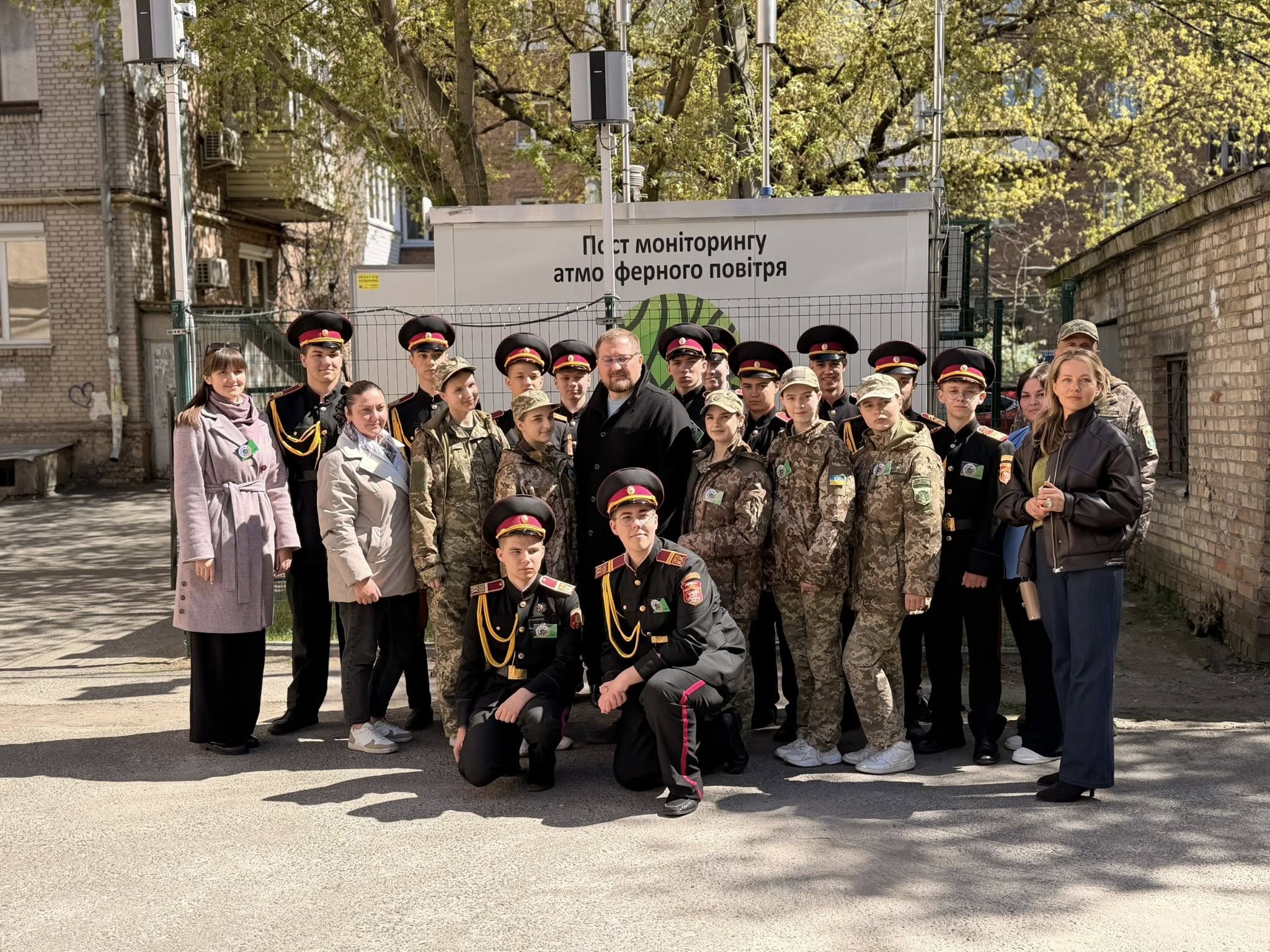 У Києві презентували скульптуру з автомобільних викидів - фото 7