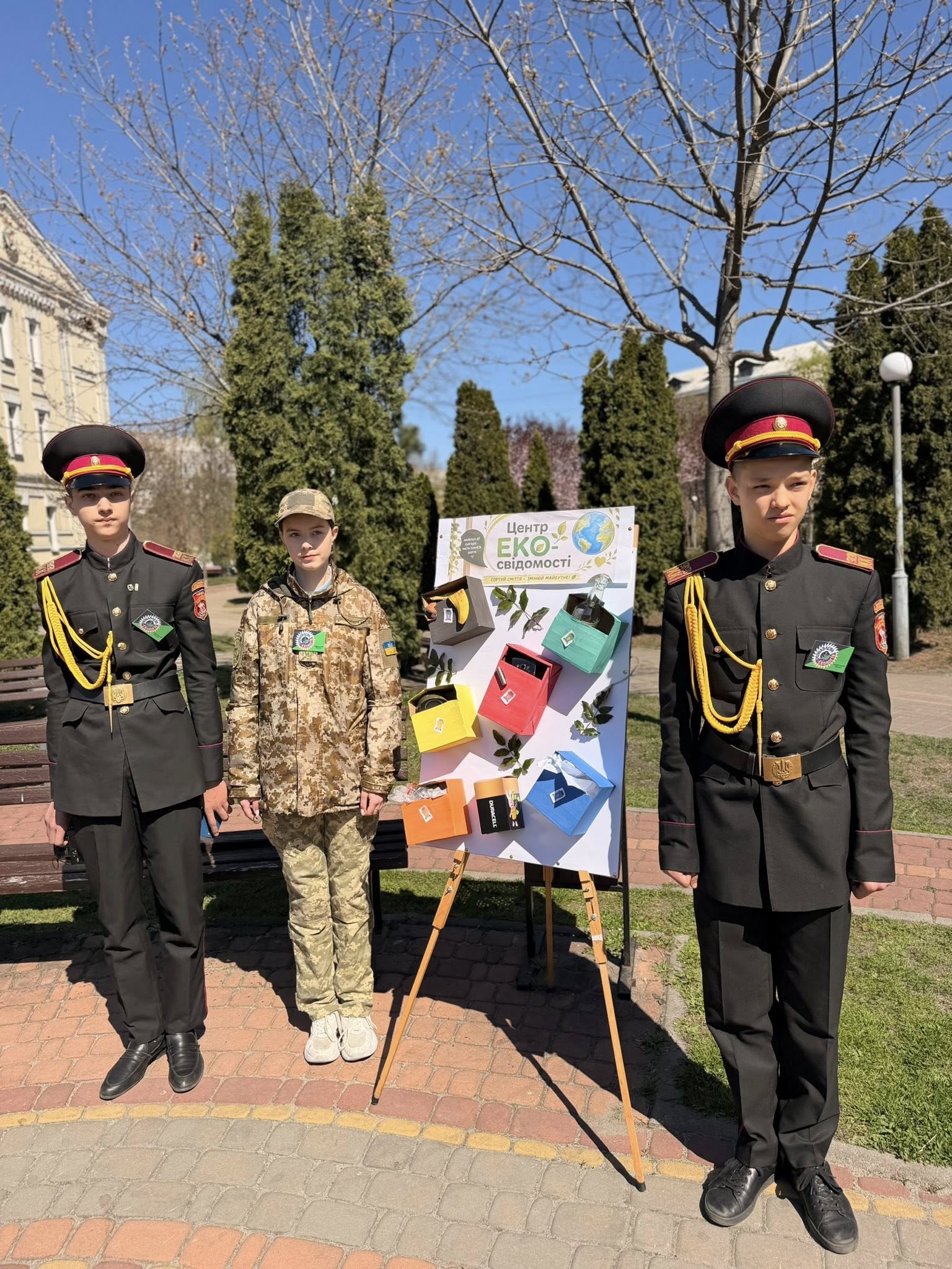 У Києві презентували скульптуру з автомобільних викидів - фото 5