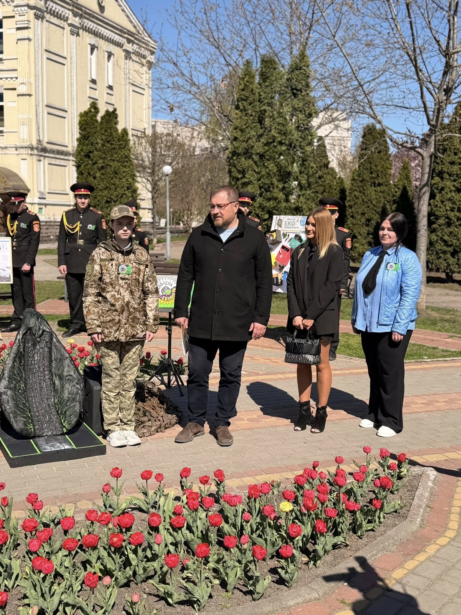 У Києві презентували скульптуру з автомобільних викидів - фото 6