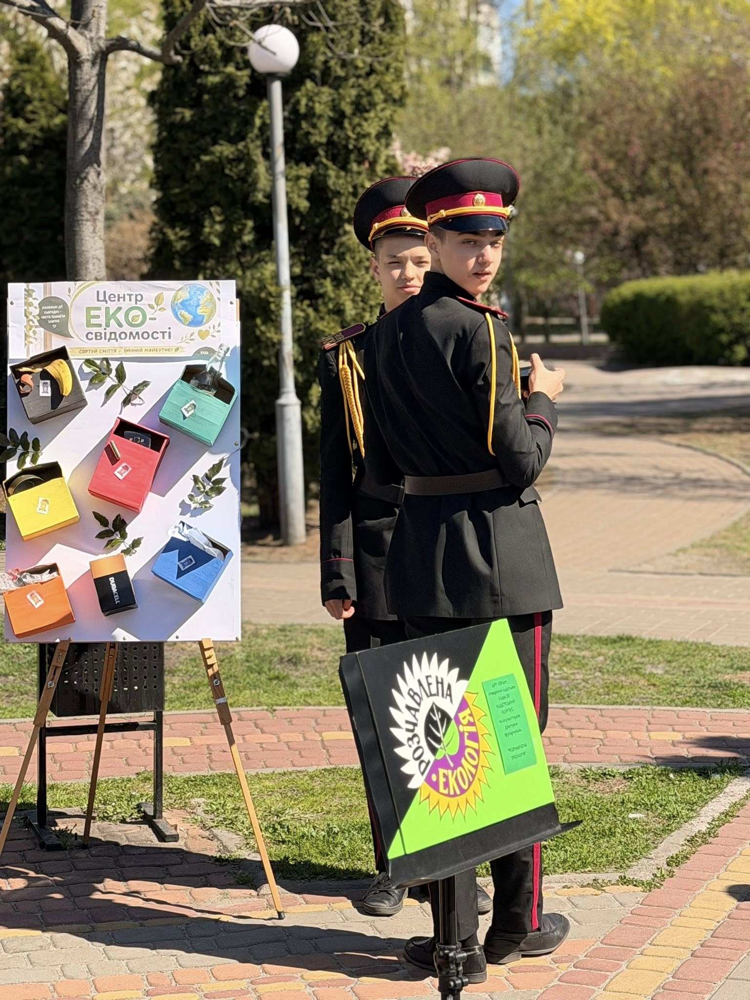 У Києві презентували скульптуру з автомобільних викидів - фото 2