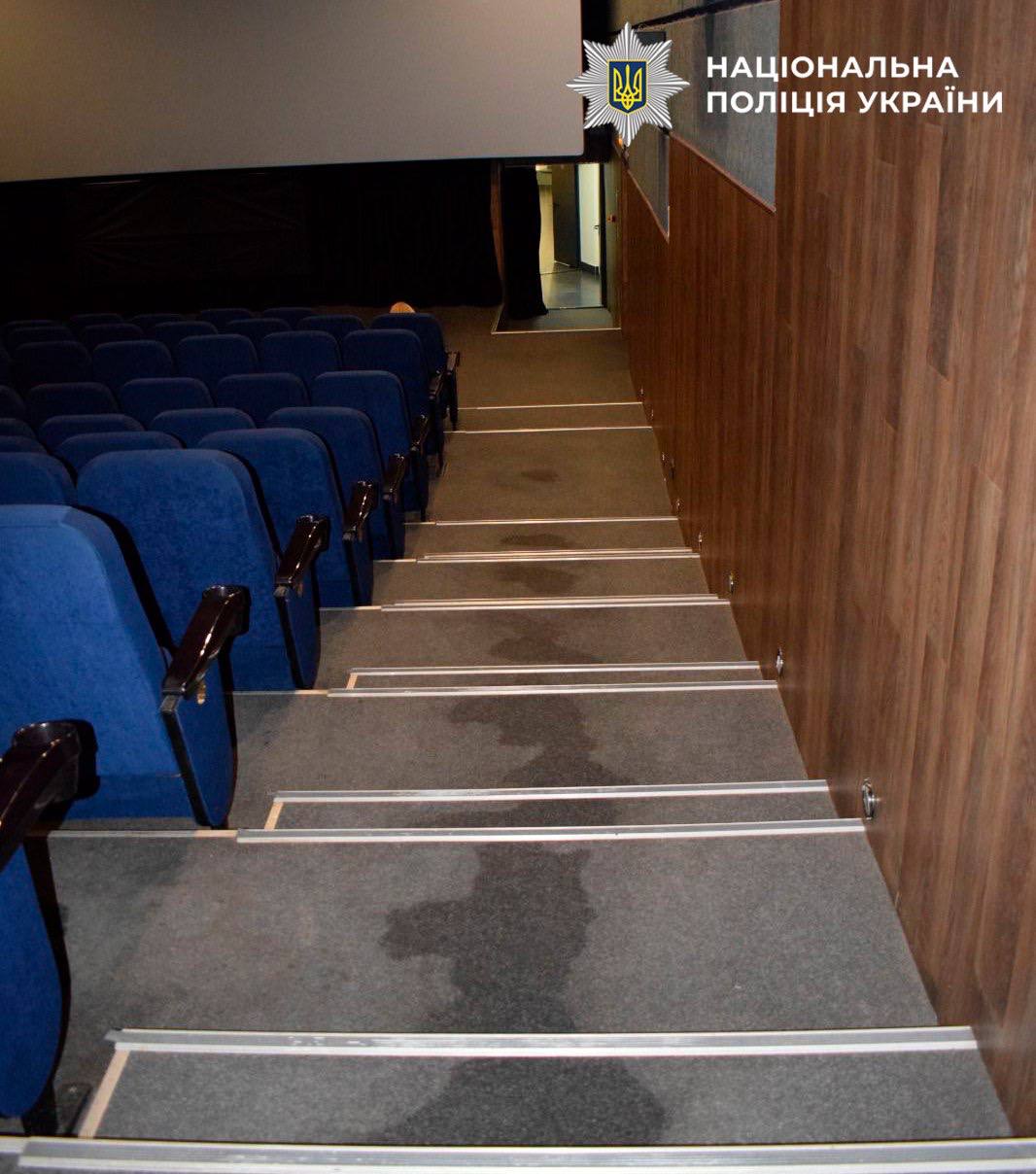 У Києві затримали чоловіка, який розлив рідину з різким запахом у кінозалі