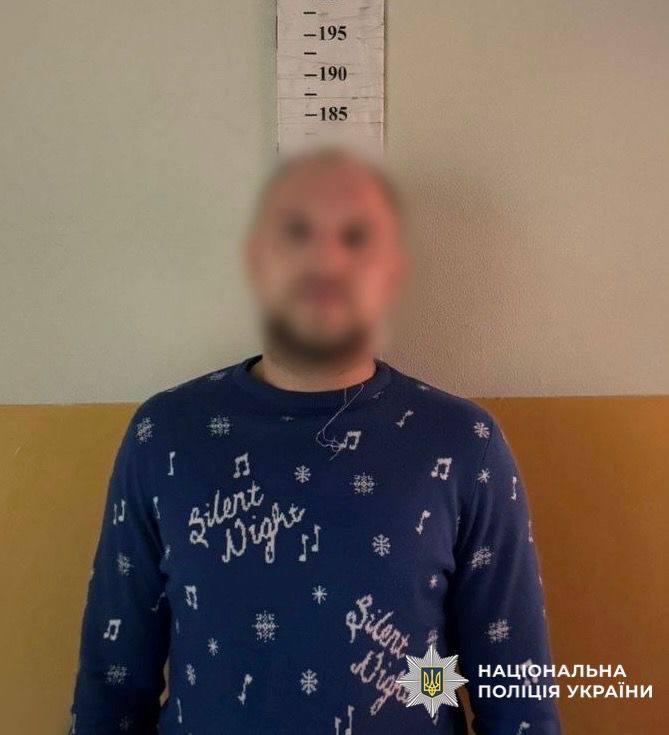 У Києві затримали чоловіка, який розмахував сокирою та намагався відібрати скутер в підлітка - фото 2