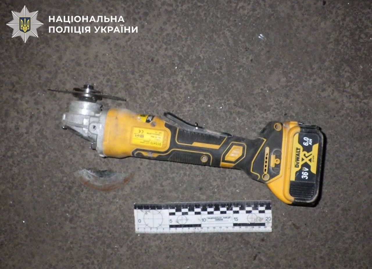 У Києві затримали чоловіка, який розмахував сокирою та намагався відібрати скутер в підлітка
