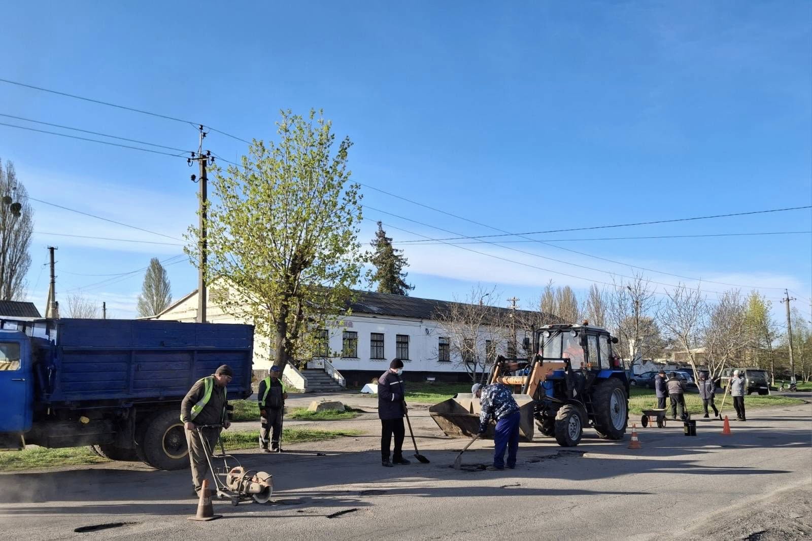 У Тальному ями на дорогах закривають холодним асфальтом - фото 2