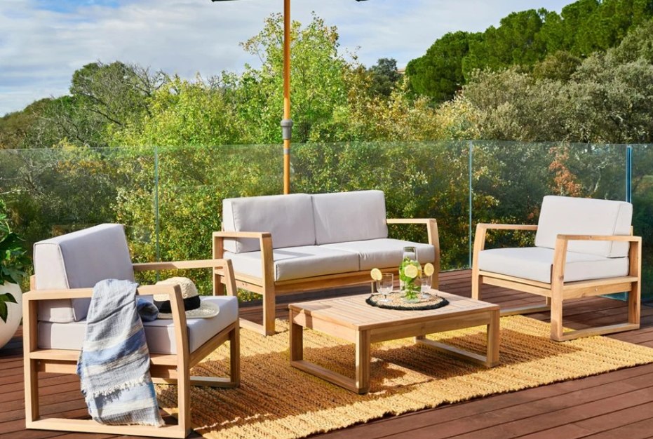Дерев’яні садові комплекти меблів: зручна естетика у вашому дворі