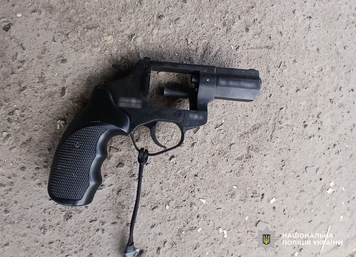 У Львові чоловік відкрив стрілянину в квартирі: його затримали й госпіталізували