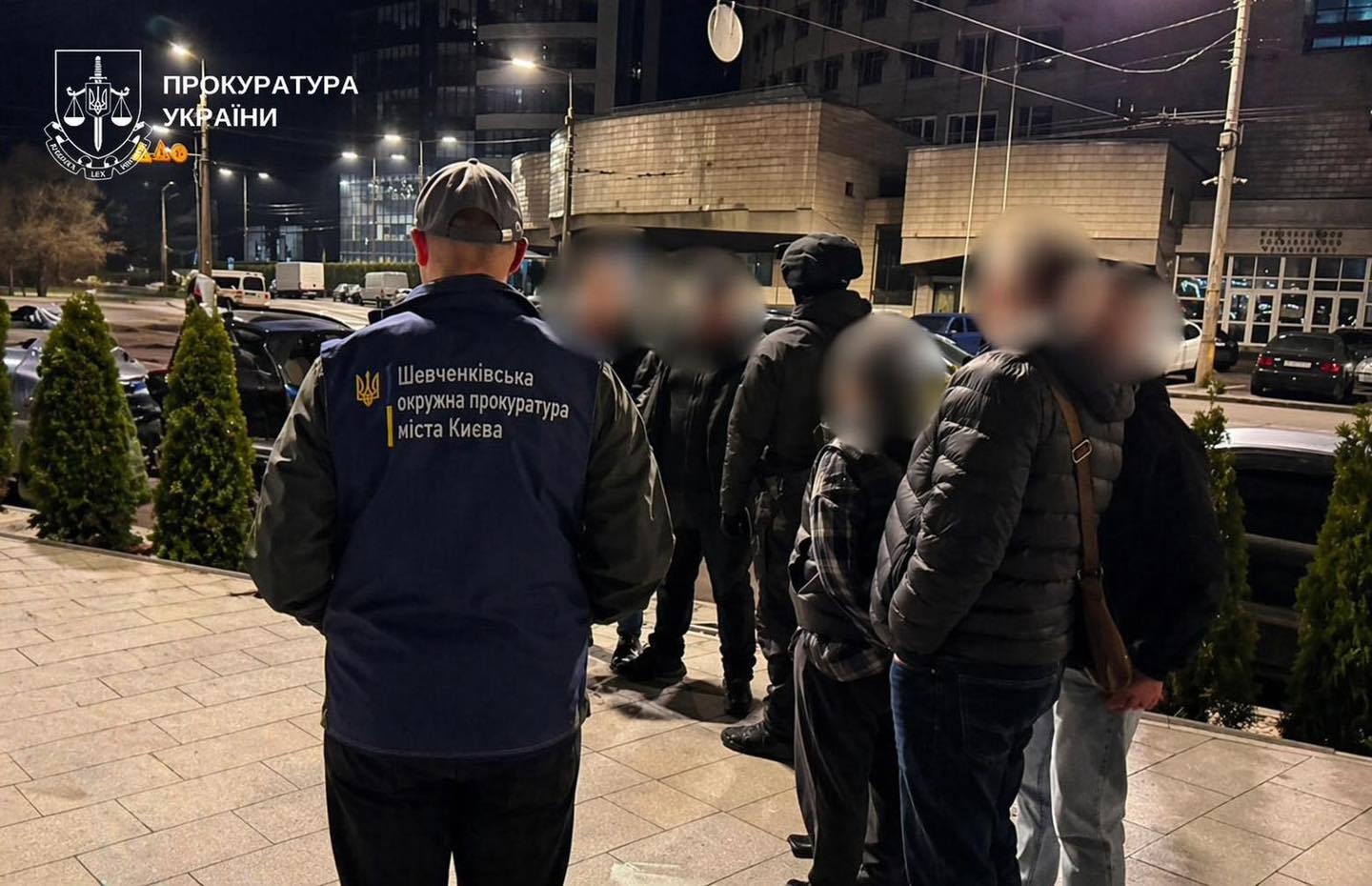 У Києві затримали пару, які за 20 тис доларів обіцяли випустити чоловіка з приміщення ТЦК