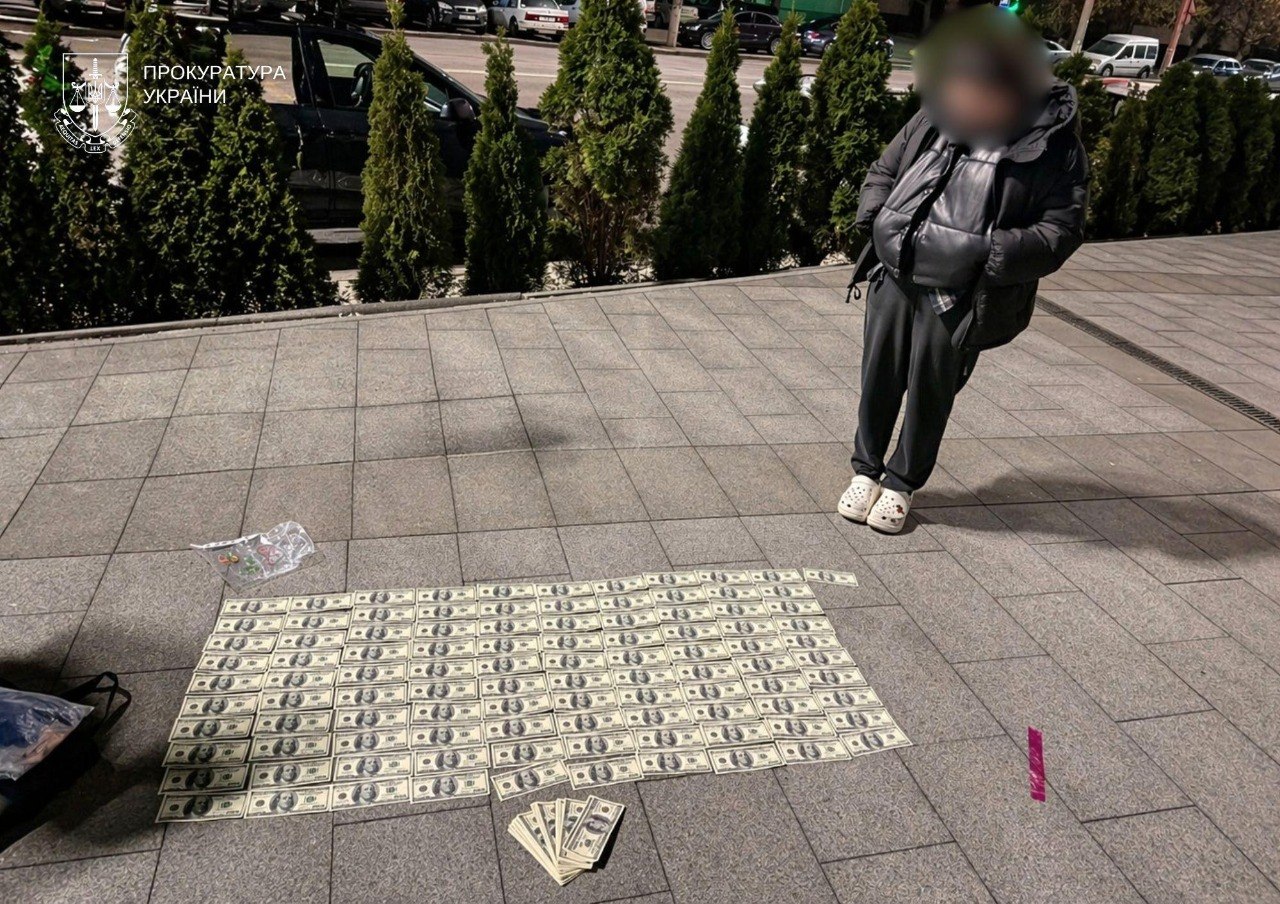 У Києві затримали пару, які за 20 тис доларів обіцяли випустити чоловіка з приміщення ТЦК