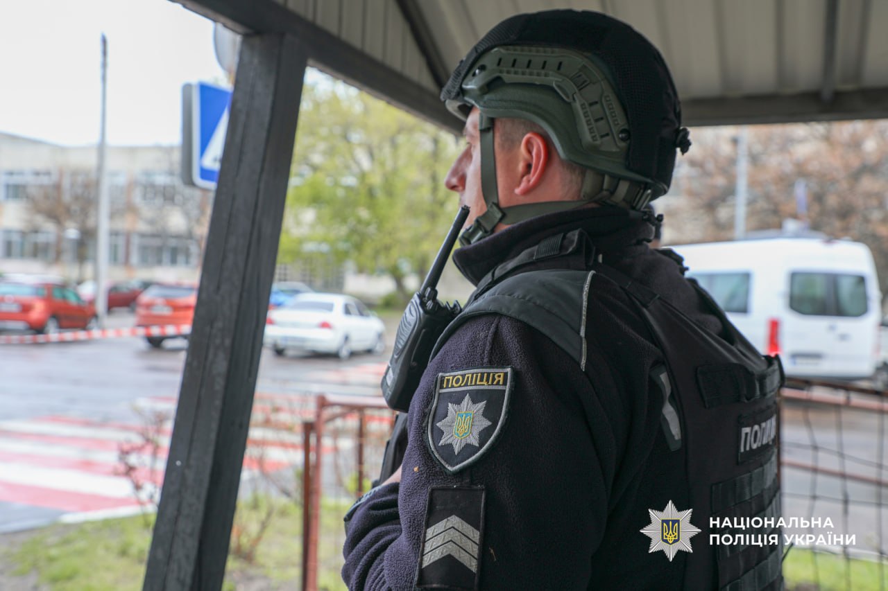 Підозрілий пакунок перевірили поліцейські в адмінбудівлі Черкас - фото 2