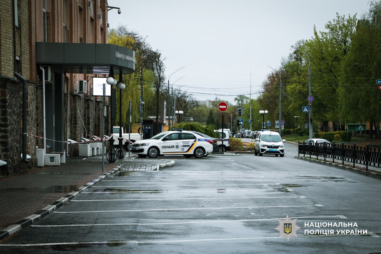 Підозрілий пакунок перевірили поліцейські в адмінбудівлі Черкас - фото 4