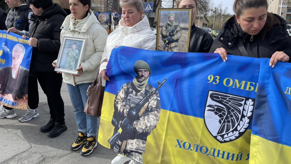 Жителі Черкащини вийшли на акцію «Не мовчи полон вбиває». Фото - фото 7