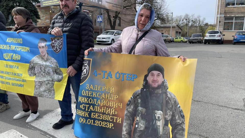 Жителі Черкащини вийшли на акцію «Не мовчи полон вбиває». Фото - фото 8