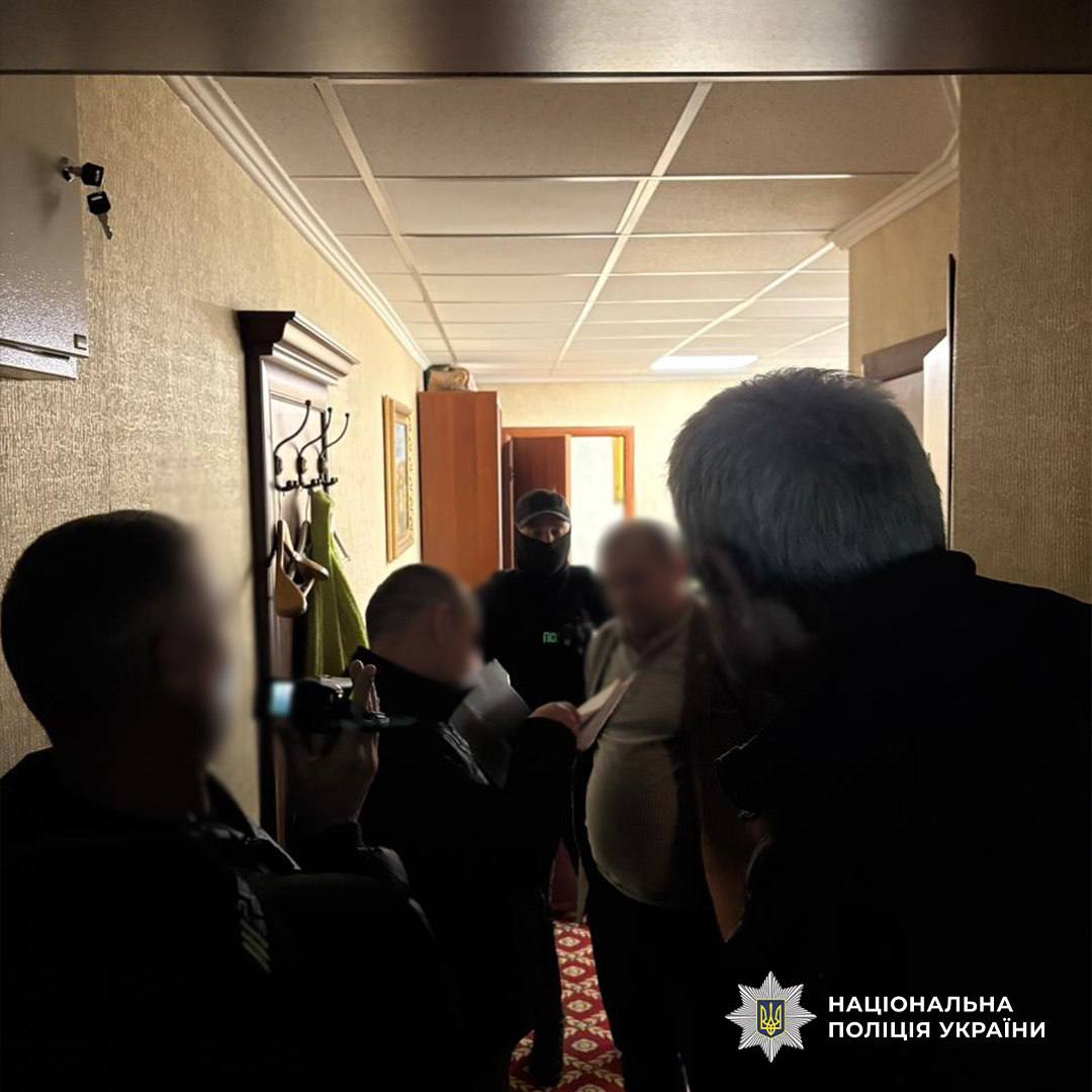 У Києві продавали відстрочку через догляд за родичами: затримано юристів і посадовицю РДА - фото 2