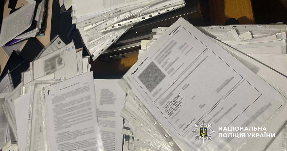 У Києві продавали відстрочку через догляд за родичами: затримано юристів і посадовицю РДА - фото 5