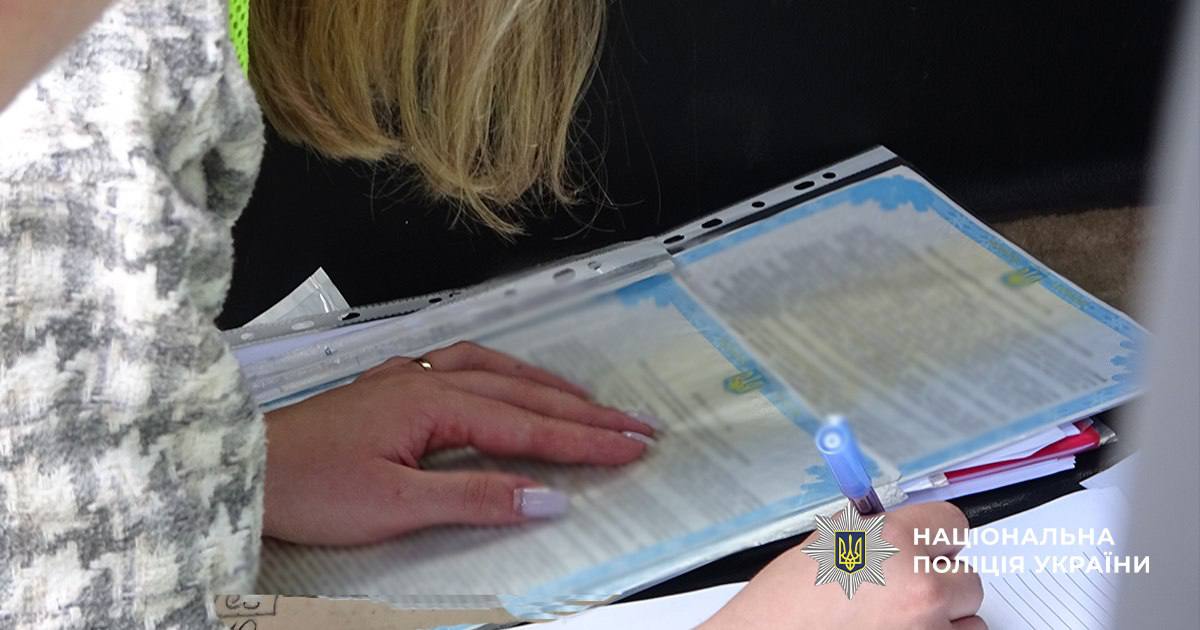 У Києві продавали відстрочку через догляд за родичами: затримано юристів і посадовицю РДА - фото 3