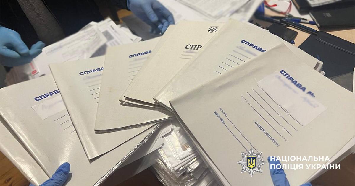 У Києві продавали відстрочку через догляд за родичами: затримано юристів і посадовицю РДА - фото 4