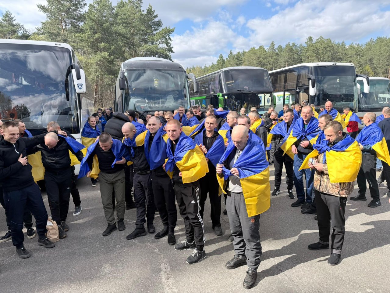 Україна повернула з полону 193 захисників, більшість утримували в Чечні - фото 17