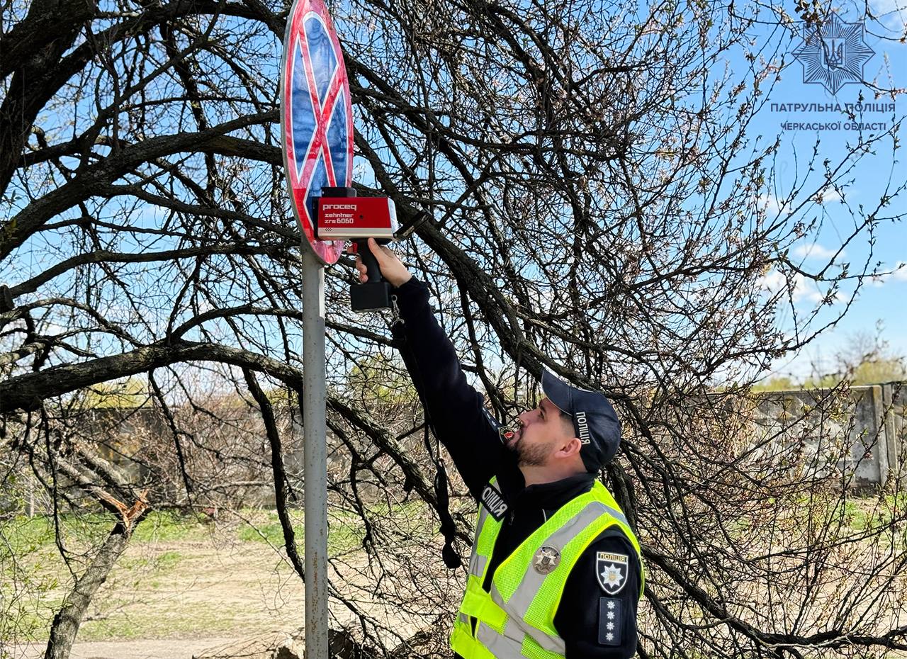 На Черкащині патрульні фіксують ями на дорогах