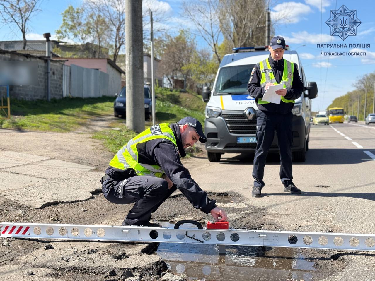 На Черкащині патрульні фіксують ями на дорогах - фото 3