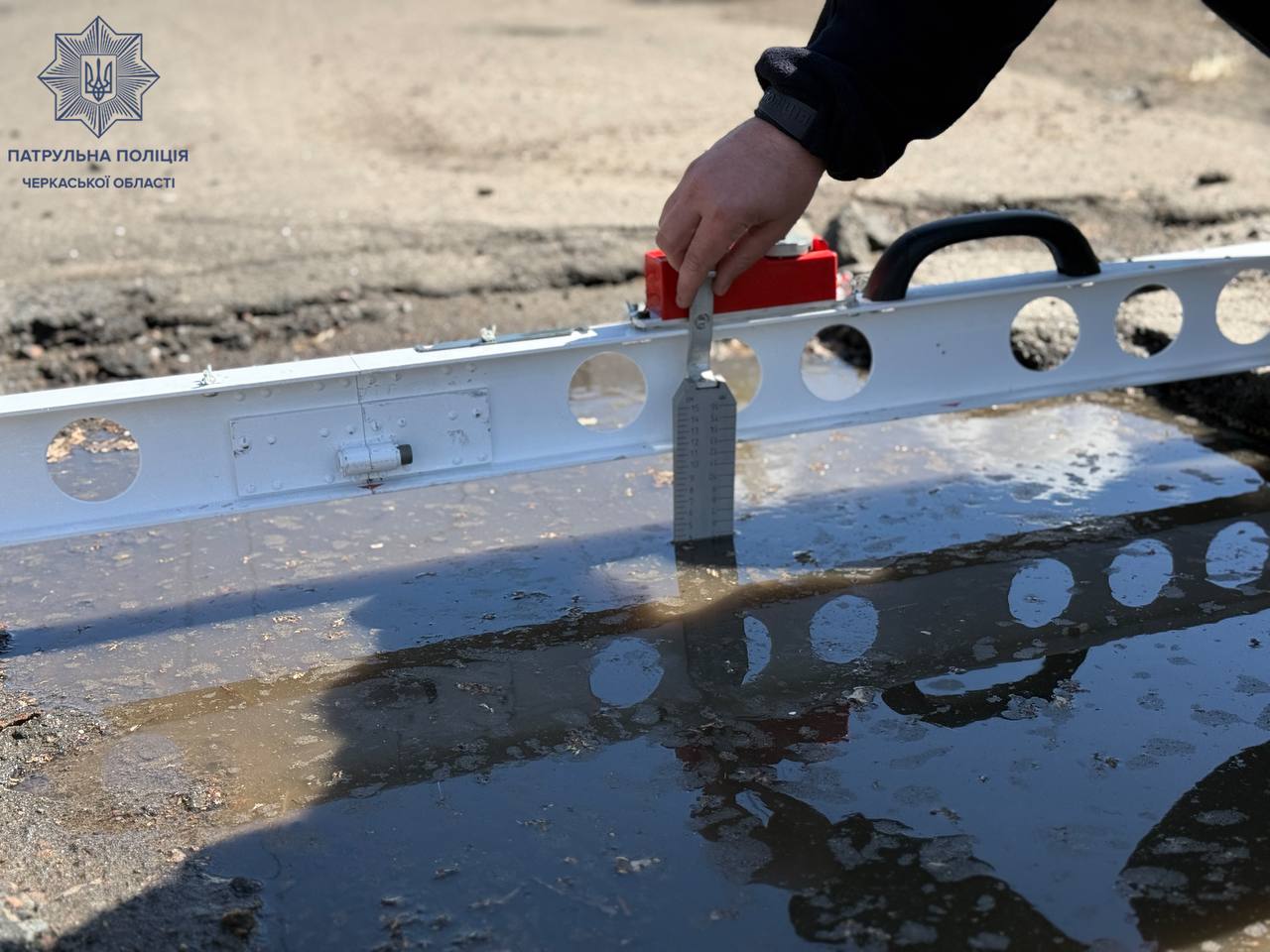 На Черкащині патрульні фіксують ями на дорогах - фото 2